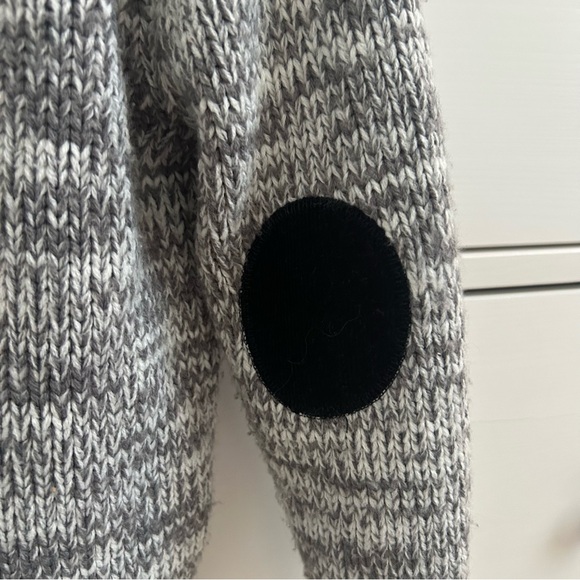 Gray Cable Knit Sweater with Crew Neck and Chunky Texture - Picture 5 of 6